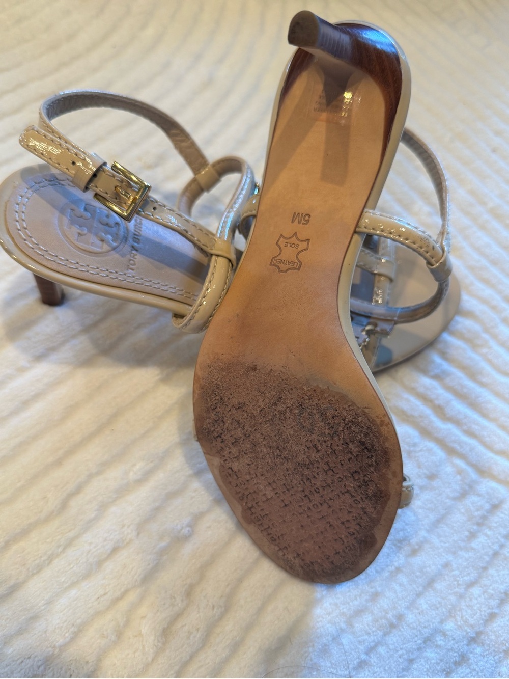 Tory Burch Beige Patent Leather T-Strap Sandals with Gold Logo - Picture 3 of 4